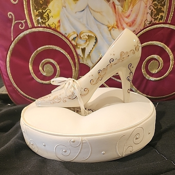 Disney Cinderella Wedding David Tutera Ring bearer Pillow - Picture 2 of 13